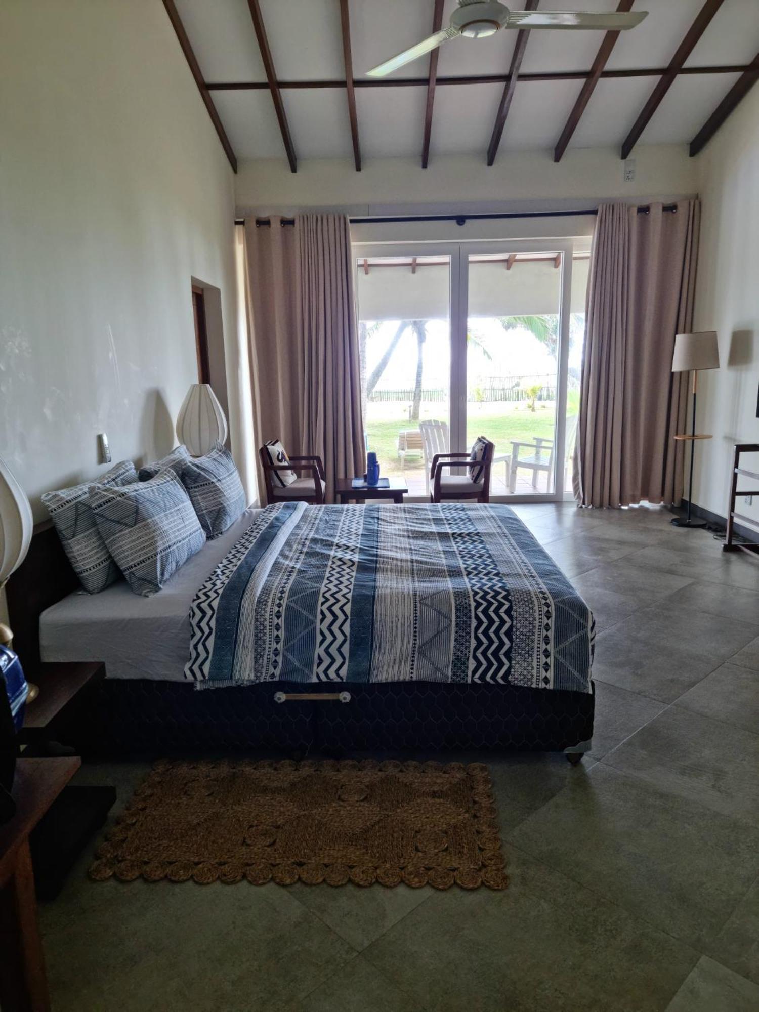 Arhimser Villa: Beachfront Bliss with Pool in Tangalle Exterior photo