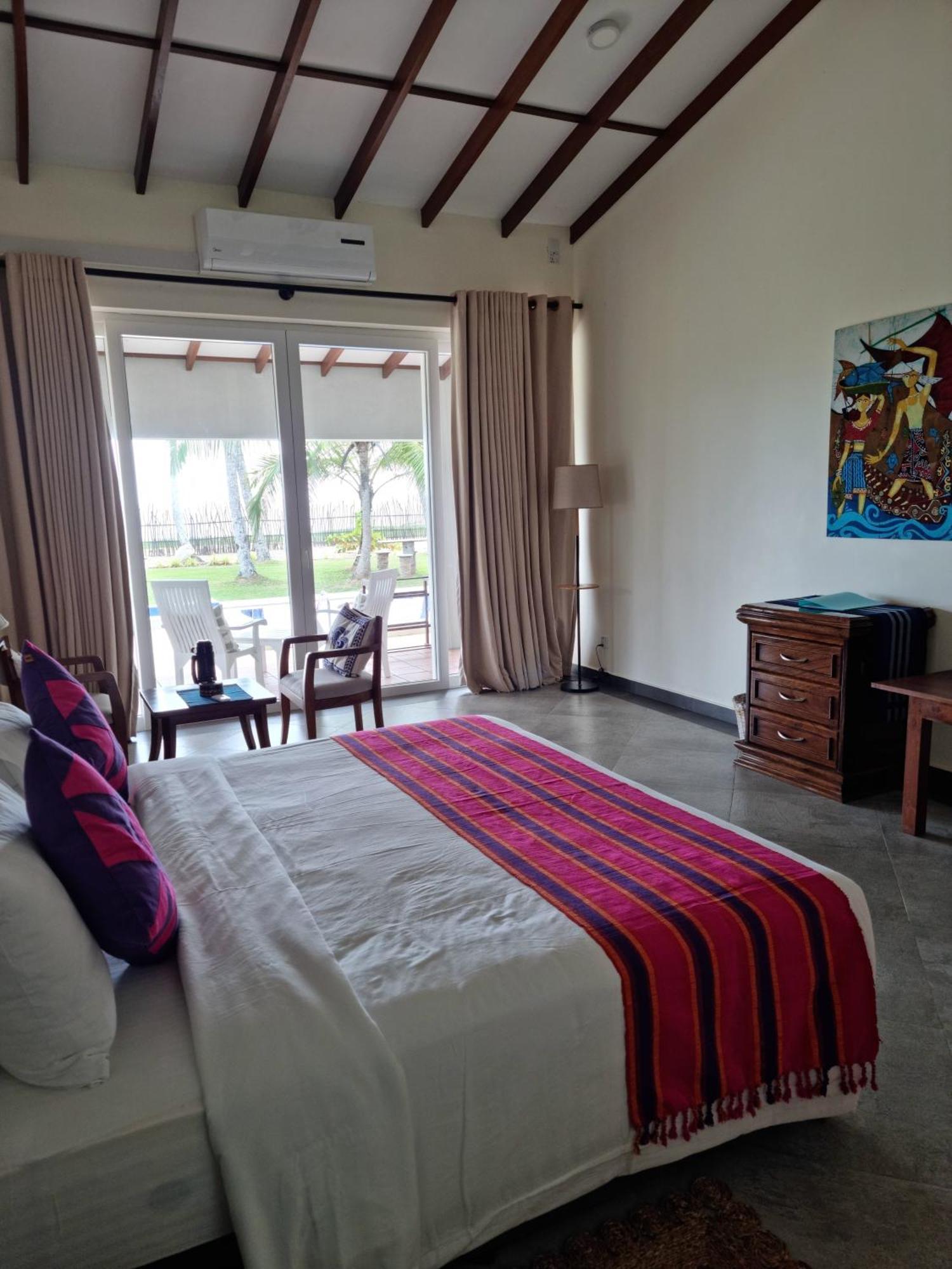 Arhimser Villa: Beachfront Bliss with Pool in Tangalle Exterior photo