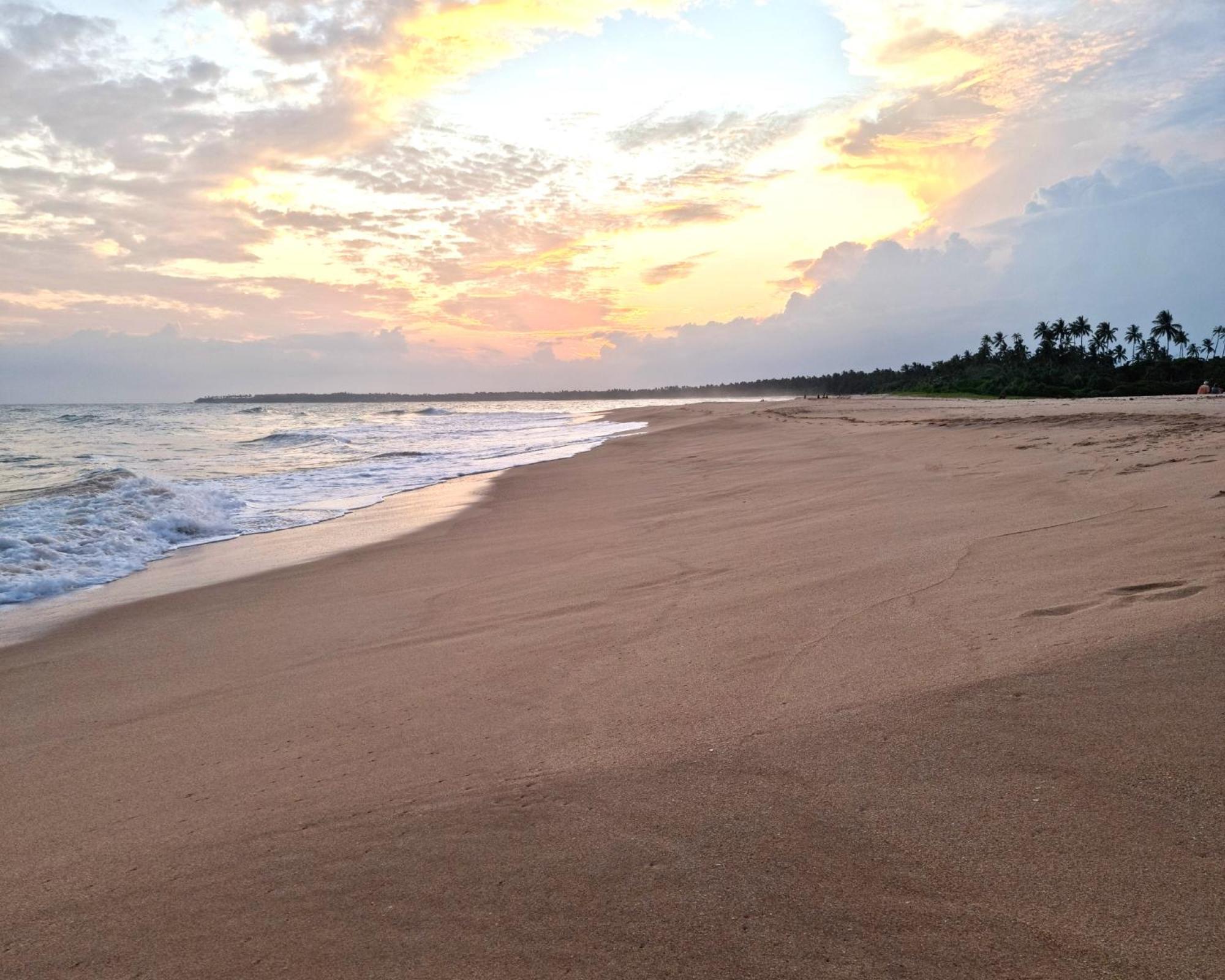 Arhimser Villa: Beachfront Bliss with Pool in Tangalle Exterior photo
